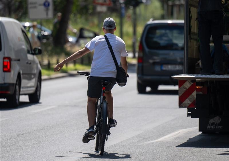 Verkehrsverbände: Schwaches Zwischenzeugnis für Koalition Verkehrsverbänden fehlt eine Gesamtstrategie für die Verkehrsträger Straße, Schiene und Radwege.
