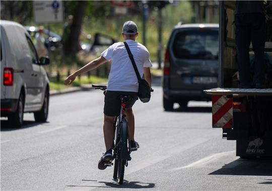 Verkehrsverbänden fehlt eine Gesamtstrategie für die Verkehrsträger Straße, Schiene und Radwege.