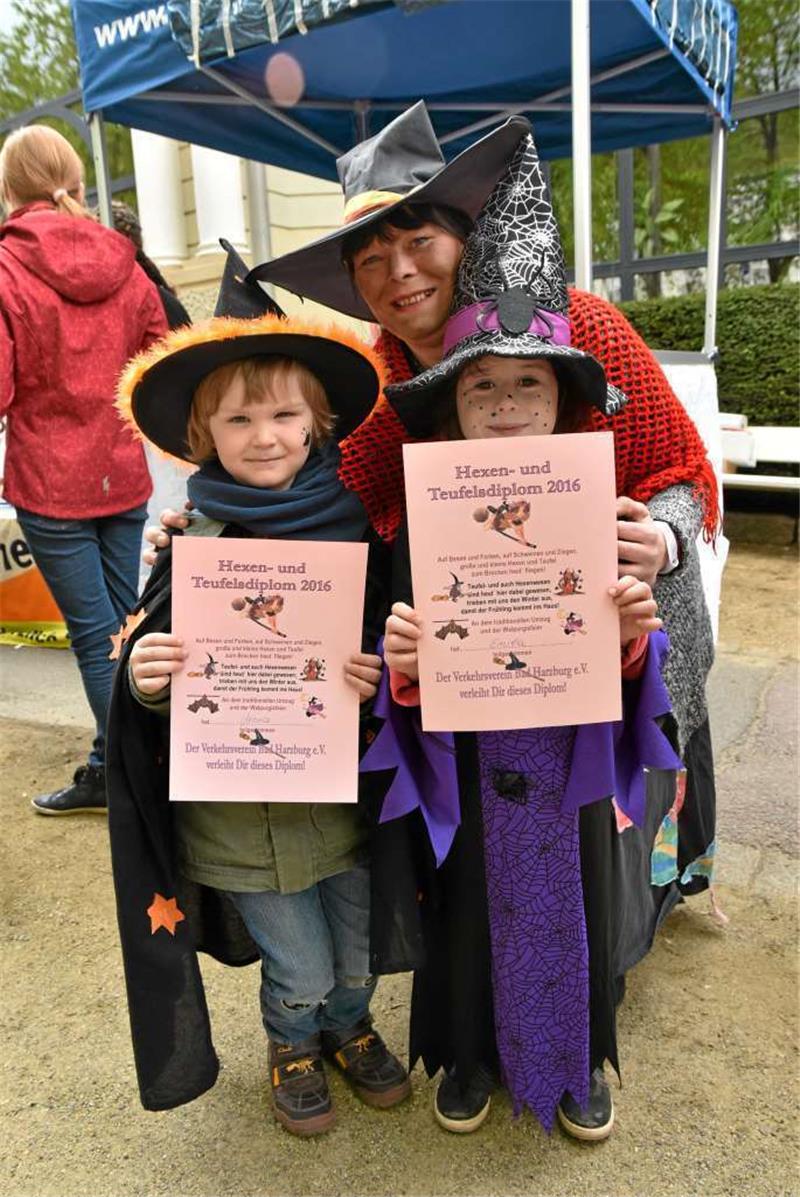 Verkehrsvereins-Vorsitzende Astrid Reinecke und ihr Team werden am Sonntag wieder Hexen- und Teufelsdiplome an die Kinder verteilen.