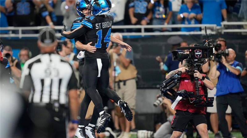 St. Brown schreibt mit Touchdown-Pass NFL-Geschichte Verkehrte Welt: Amon-Ra St. Brown (rechts) warf einen Touchdownpass auf seinen Quarterback Jared Goff.