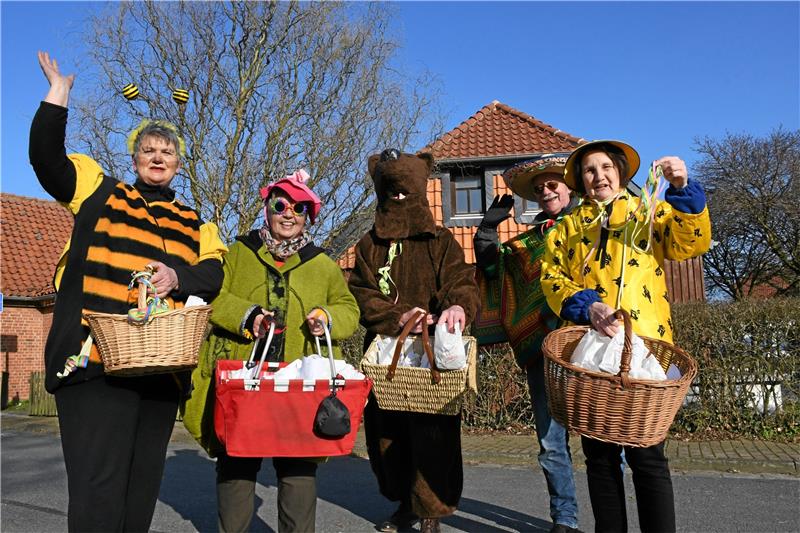 Die Fröhlichen verbreiten etwas Freude Verkleidet zieht ein Quintett der „Fröhlichen Bodensteiner“ durch das Dorf an den Klippen, um an die Haushalte karnevalstypische Leckereien zu verteilen. Fotos: Gereke