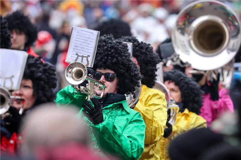 Verkleidete Musiker spielen beim Straßenkarnevalsumzug des Dammer Carnevals.