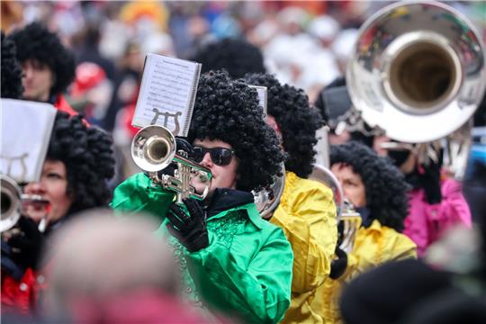 Verkleidete Musiker spielen beim Straßenkarnevalsumzug des Dammer Carnevals.