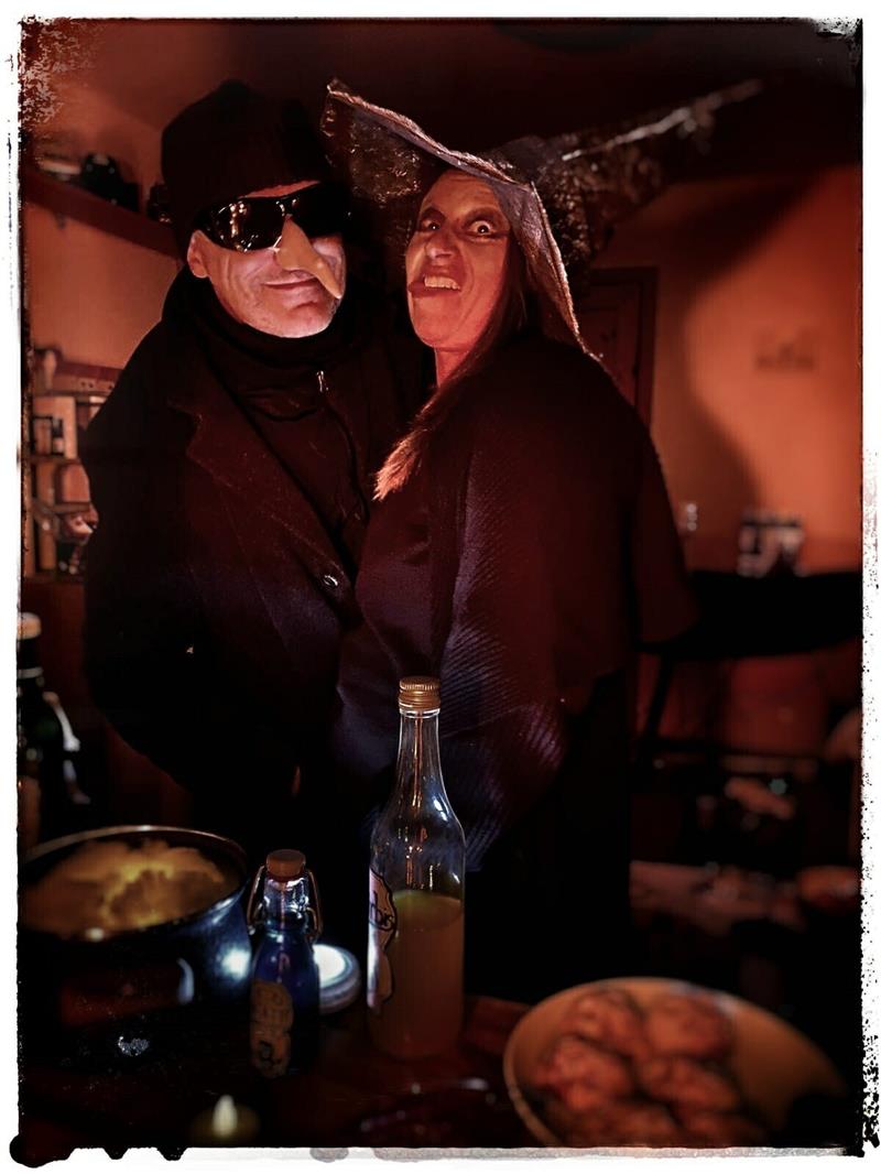 Kürbiskotze und Geistertränen aus dem Bad Harzburger Hexenkessel Verkleidete Schauspieler erschrecken die Besucher in Sander's Garten. Foto: Privat