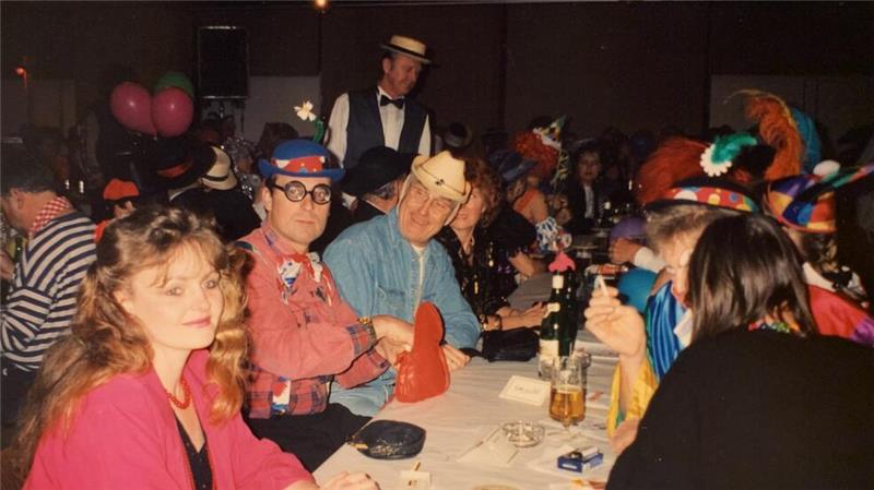 Verkleidung ist alles: Im Kostüm am Tisch in der Festhalle.