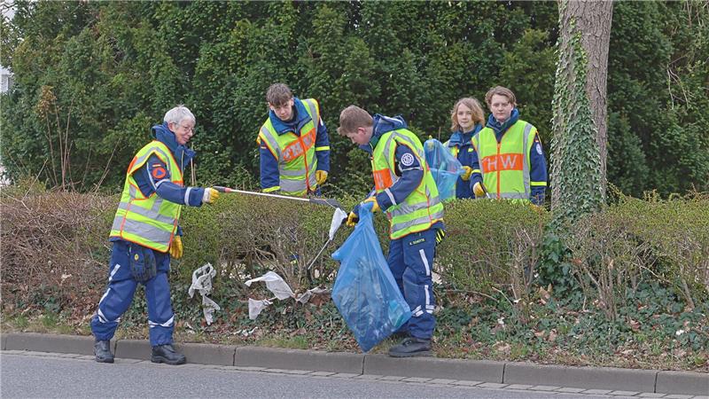 Verlässliche Kräfte: Die THW-Jugend reinigt das Gewerbegebiet Gutenbergstraße.