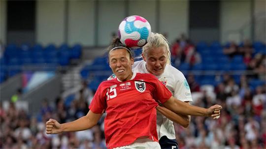 Verlässt den VfL Wolfsburg: Die Norwegerin Guro Bergsvand (hinten).