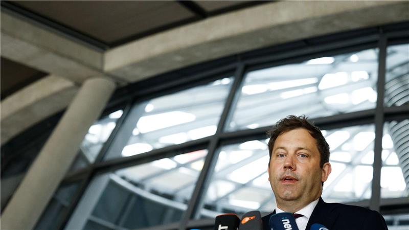Geld für Autobahnen: Klingbeil kontert Schnieders Forderung Verlangt von Verkehrsminister Schnieder Rechenschaft: Finanzminister Klingbeil.
