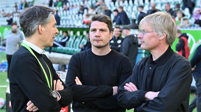 Verlassen den VfL Wolfsburg: die Geschäftsführer Michael Meske (l) und Tim Schumacher (r), hier mit VfL-Sportdirektor Pirmin Schwegler. (Archivbild)
