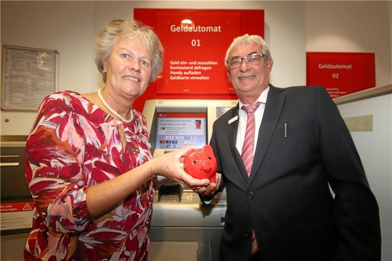 Mit diesem Duo geht ein Stück Langelsheimer Bankgeschichte Verlassen jetzt nach zusammen fast 90 Berufsjahren die Filiale der Braunschweigischen Landessparkasse in in Langelsheim: Elke Macke (61) und Torsten Jacobs (wird demnächst 60). Foto: Gereke