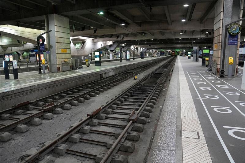Zugverkehr nach Frankreich wegen Großstreik gestört Verlassene Bahnsteige am Bahnhof Montparnasse. Der Streik in Frankreich betrifft auch den Bahnverkehr nach Deutschland.