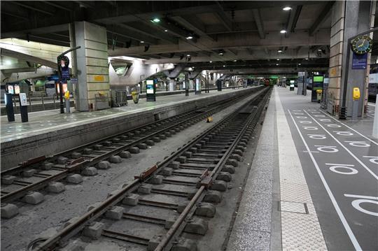 Verlassene Bahnsteige am Bahnhof Montparnasse. Der Streik in Frankreich betrifft auch den Bahnverkehr nach Deutschland.