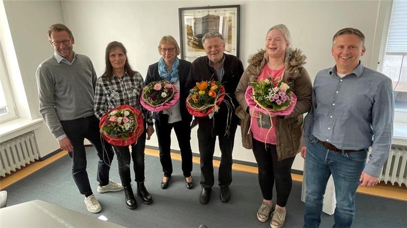 „Wir sind sehr stolz, dass wir Sie haben“ Verleger Philipp Krause (l.) und Vertriebschef Carsten Bürgel (r.) zeichnen langjährige GZ-Zusteller aus: Andrea Brechelt aus Wildemann, Sabine Meissner aus Goslar, Udo Bartell aus Schladen und Sandra-Denise Hildebrandt (v.l.).Foto: Kleine