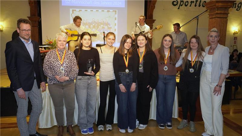 Das sind Bad Harzburgs neue Sportler des Jahres Verleger Philipp Krause überreicht die Preise der Goslarschen Zeitung an Jana-Sophie Grell (2.v.l.) und die Handballdamen der A-Jugend der HSG Bad Harzburg/Vienenburg mit Trainerin Nicoll Hammer (r.).