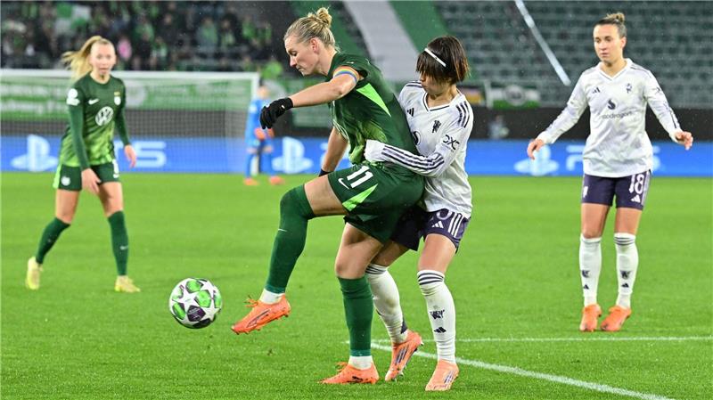 Verletzt ausgewechselt: Wolfsburgs Kapitänin Alexandra Popp (l).