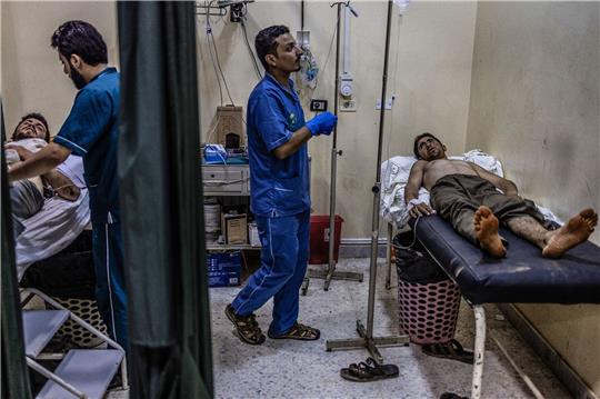 Verletzte in einem Krankenhaus im syrischen Idlib. Auch in der Dair al-Saur-Region im Osten des Landes kommt es seit Tagen zu heftig Kämpfen.
