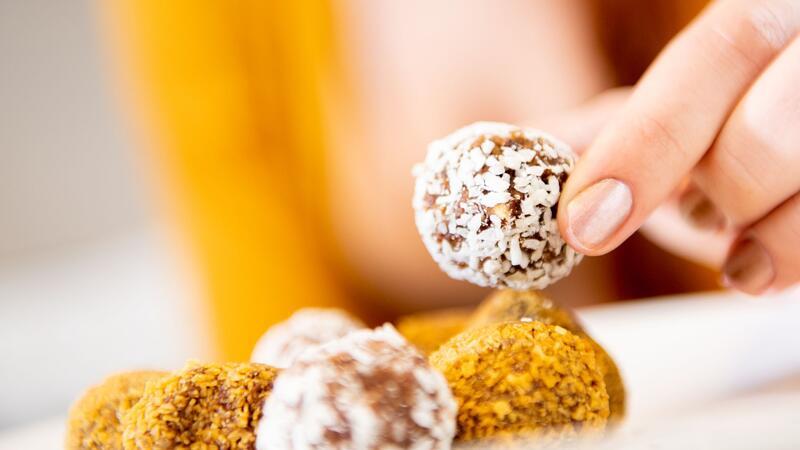 Verlockende Praline: Auf Süßigkeiten zu verzichten, fällt vielen schwer.