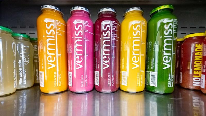 „Vermisst“ steht groß auf den Smoothie-Flaschen von True Fruits - auf der Rückseite wird mit Fotos nach zwei seit Jahren vermissten Personen gesucht.