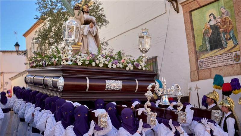 Vermummte Büßer der Bruderschaft „Nuestro Padre Jesus del Huerto y San Diego“ nehmen an einer Prozession teil.