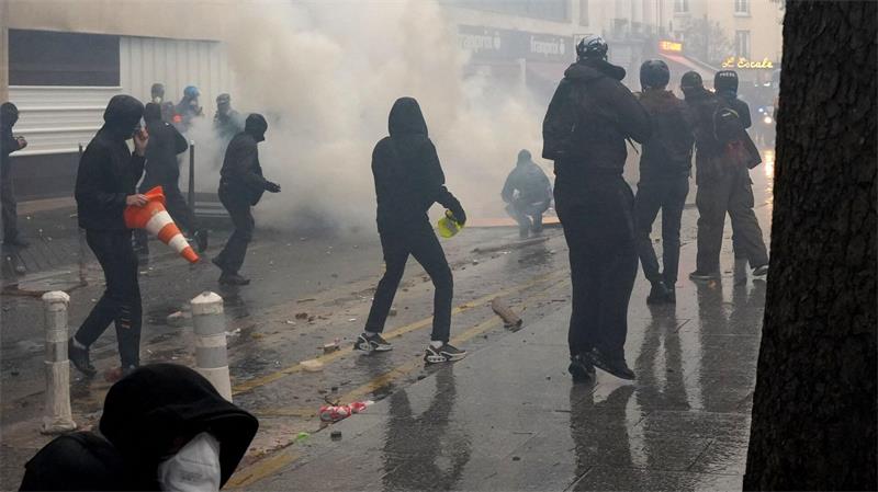 Frankreich: Hunderttausende demonstrieren - Gewalt am Abend Vermummte Demonstranten liefern sich in Paris Auseinandersetzungen mit der Polizei.