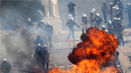 Vermummte schleuderten nach der Demo in Athen Brandsätze.