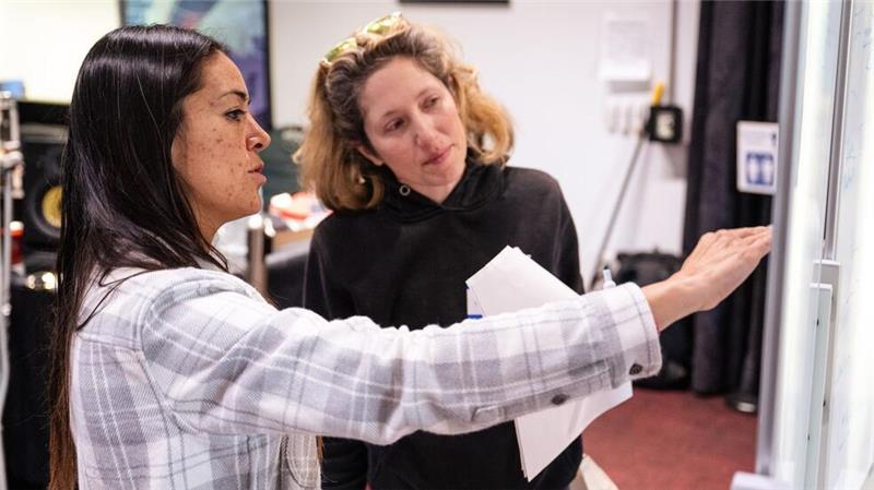 Irgendwie nützlich machen: Wie L.A. nach den Bränden hilft Veronica Velasquez (links) ist die treibende Kraft hinter dem Venice Helping Hub.