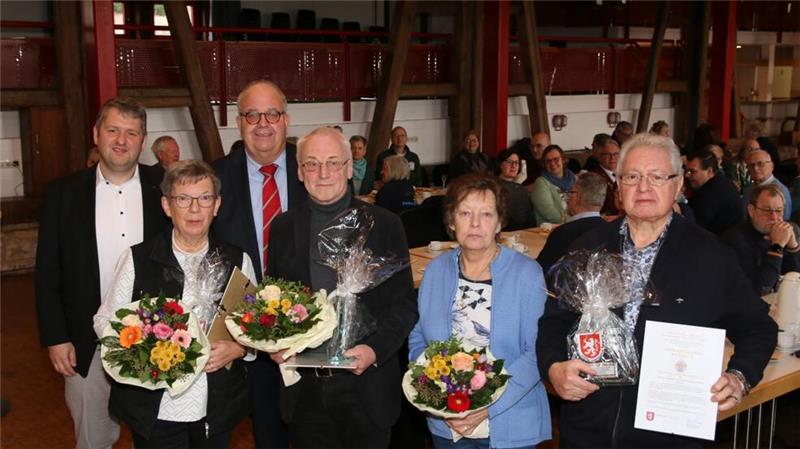 Neujahrsempfang Schladen: Manfred-Leeker-Plakette wird verliehen Veronika Feldmann, Bernward Köbbel, und Jutta und Günter Baudach werden für ihr ehrenamtliches Engagement mit der Manfred-Lenker-Plakette der Gemeinde Schladen ausgezeichnet. Martin Schulze und Michael Hausmann nehmen die Ehrungen vor.
