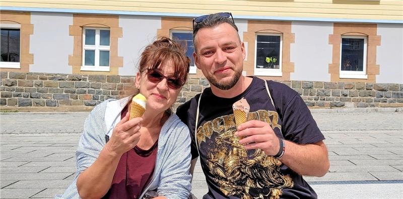 Eisverkäufer Paesani: „Ich bin ein Waldmeisterfreund“ Veronika Säcker und Marcel Kirst genießen ihr Eis in der Sonne. Foto: Skuza