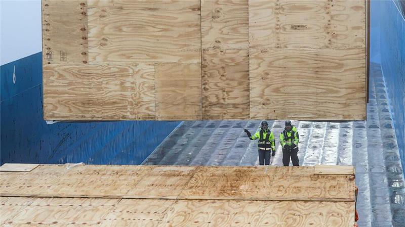 Teleskop soll das älteste Licht des Universums einfangen Verpackt in riesigen Holzkisten werden die Teile des Teleskops in Wesel auf ein Schiff geladen.