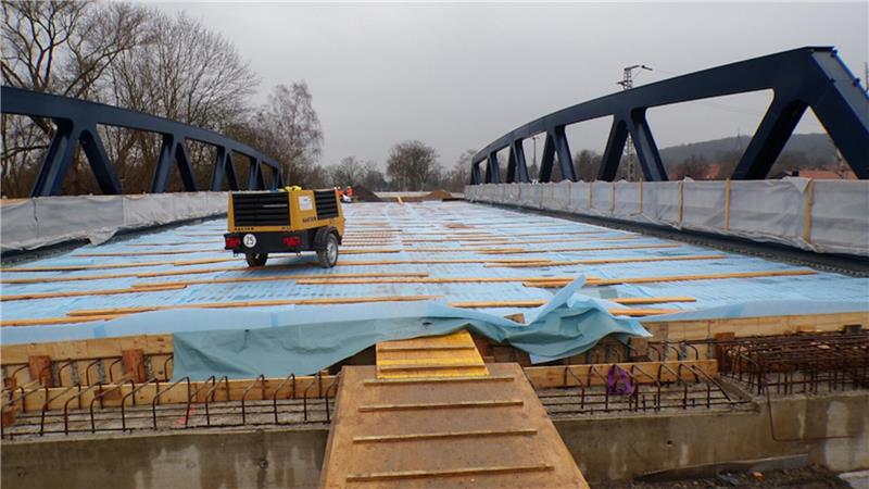 Neue Betondecke für die Okerbrücke eingebaut Verpackter Beton, aber kein Werk von Christo: Das Abdecken des frischen Betons war notwendig, um die spätere Fahrbahn auf der Brücke vor dem zu schnellen Auskühlen und Austrocknen zu schützen.