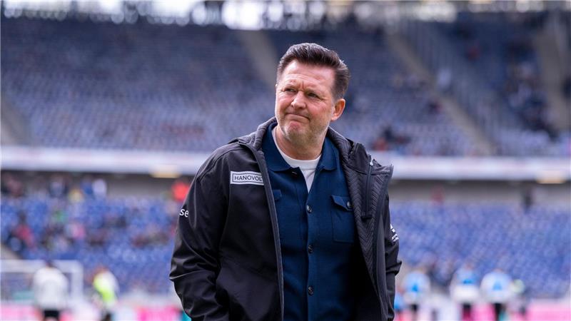 Remis im Topspiel: Hannover und Elversberg trennen sich 1:1 Verpasste den Sprung auf den Aufstiegsplatz: Hannover Trainer Christian Titz.