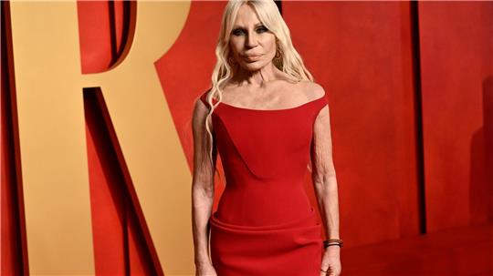 Versace - hier die Schwester von Firmengründer Gianni Versace, Donatella - gehört nun komplett zu Prada. (Archivbild)