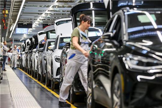 Verschiedene E-Fahrzeuge laufen im Werk von Volkswagen in Zwickau übers Band. Die deutsche Autoindustrie hat im vergangenen Jahr die Exporte von Elektro-Autos deutlich gesteigert.