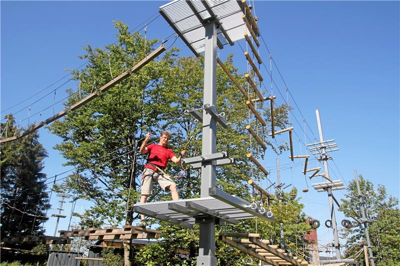 Neuer Hochseilpark auf der Jordanshöhe in St. Andreasberg Verschiedene Ebenen: Zum Start heute hat der Hochseilpark auf der Jordanshöhe in St. Andreasberg zwei Stockwerke, ein drittes ist aber laut Eigentümer und Betreiber Rolf Krüger in Planung.  Fotos: Eggers