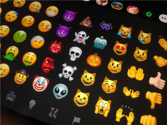 Verschiedene Emojis sind auf einem Tablet zu sehen.