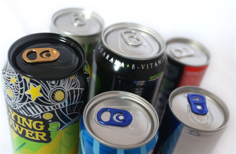 Verschiedene Energy Drinks der Discounter Aldi, Lidl und Edeka.