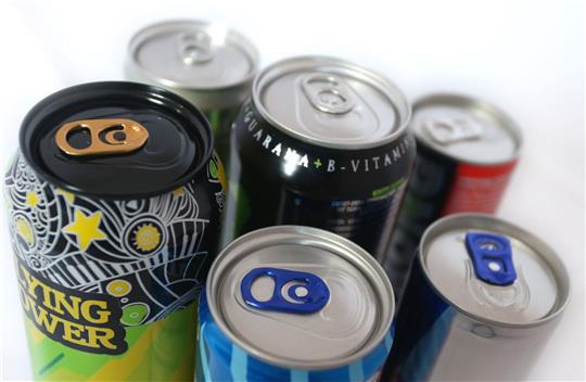 Verschiedene Energy Drinks der Discounter Aldi, Lidl und Edeka.