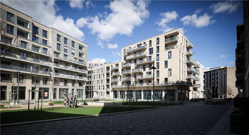 Verbände schlagen Alarm: Wohnungsneubau vor dem Kollaps Verschiedene Wohnanlagen an einem Platz mit Kinderspielplatz im Quartier «Mitte Altona» in Hamburg.