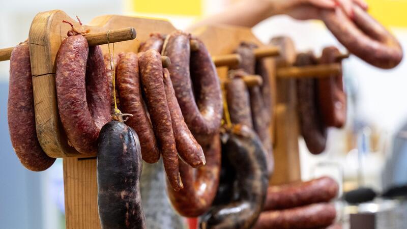 Bier, Wurst, Auto: So tickt Deutschland heute wirklich Verschiedene Wurstsorten am Stand eines Fleischprodukte-Herstellers auf der Grünen Woche in Berlin. (Archivbild)