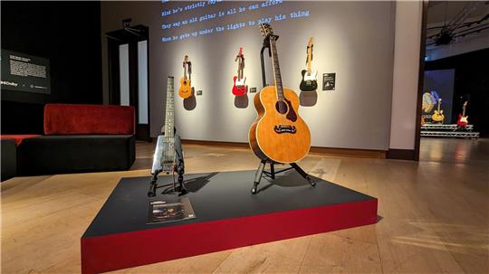 Verschiedenste Gitarren von Mark Knopfler, Musiker und Ex-Leader der Dire Straits.