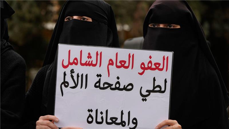 Verschleierte Frauen fordern eine Generalamnestie für islamistische Gruppen