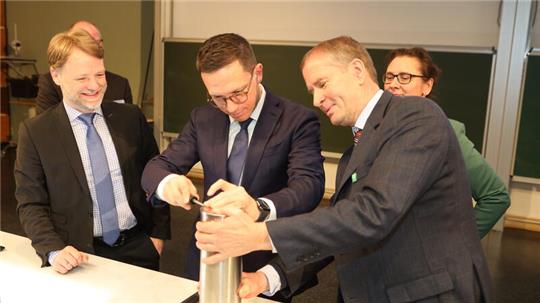 Verschließen die Zeitkapsel (v.l.): Finanzminister Gerald Heere, Wissenschaftsminister Falko Mohrs und Joachim Mertens, Leiter des Technischen Dezernats der TU Clausthal. Und Universitätspräsidentin Dr. Sylvia Schattauer hat alles im Blick.