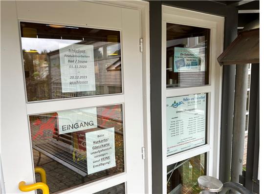Verschlossene Tür: Das Hallen- und Freizeitbad im Ramsenweg ist derzeit wegen Revisionsarbeiten nicht geöffnet. Die Braunlage Tourismus-Gesellschaft nutzt die geringe Nachfrage im November für diese Schließzeit. Foto: Eggers