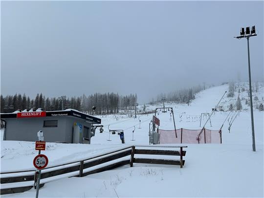 Verschneit und im dichten Nebel präsentieren sich derzeit die Skiabfahrten am Hexenritt am Wurmberg in Braunlage. Allerdings sei kein Frost im Boden, heißt es vom Liftbetreiber. Wenn eine Pistenraupe über den Schnee fahren würde, wäre er weg. Foto: Eggers