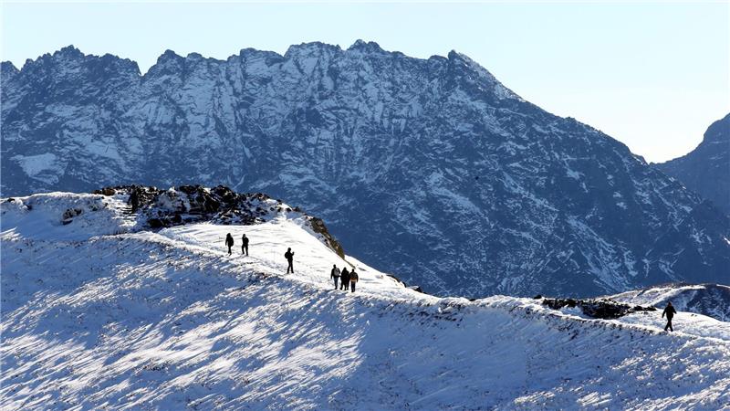 Paar steigt mit Baby auf Tatra-Gipfel - Rettungseinsatz Verschneite Berge in der Hohen Tatra. (Archivbild)