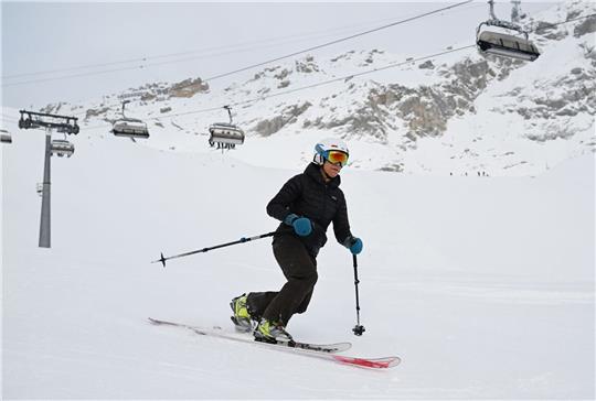 Verschwindet die natürliche Schneedecke komplett? Einer Studie zufolge fällt der Rückgang in tieferen Lagen besonders stark aus.