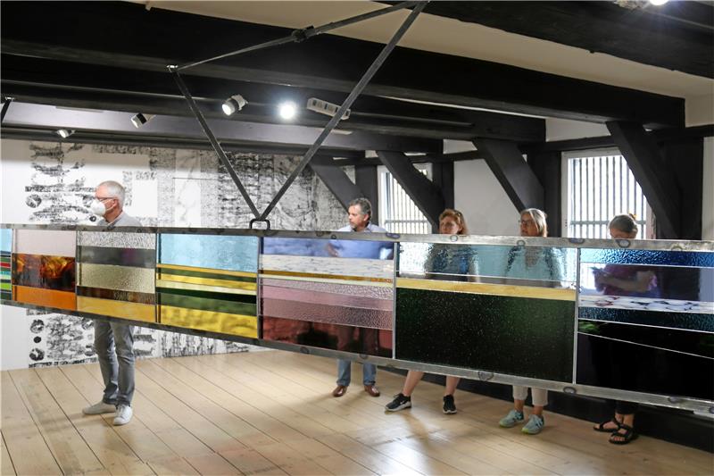 Ausstellung in Goslar: Natur, Kunst und verschwindende Landschaften Verschwundene Landschaften der Ukraine: Daria Koltsovas Glaskunstwerk im zweiten Stock des Mönchehauses findet viele Bewunderer. Fotos: Hartmann