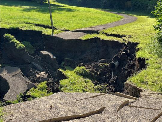 Versicherungen bieten zwar auch in Seesen Elementarversicherungen an, um Schäden durch Erdfälle abzusichern. Für die Kosten der Verfüllung, die im Park hinter dem Amtsgericht nötig wird, ist aber kein Versicherungsschutz möglich.  Foto: Stadt Seesen