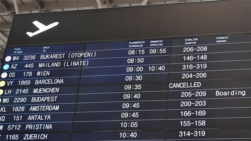 Verspätungen und ein Ausfall eines Flugs werden auf einer Anzeigentafel am Flughafen Stuttgart angezeigt. 