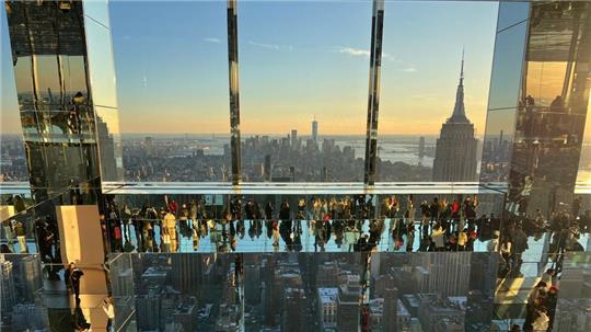 Verspiegelter Blick aufs Empire State Building.